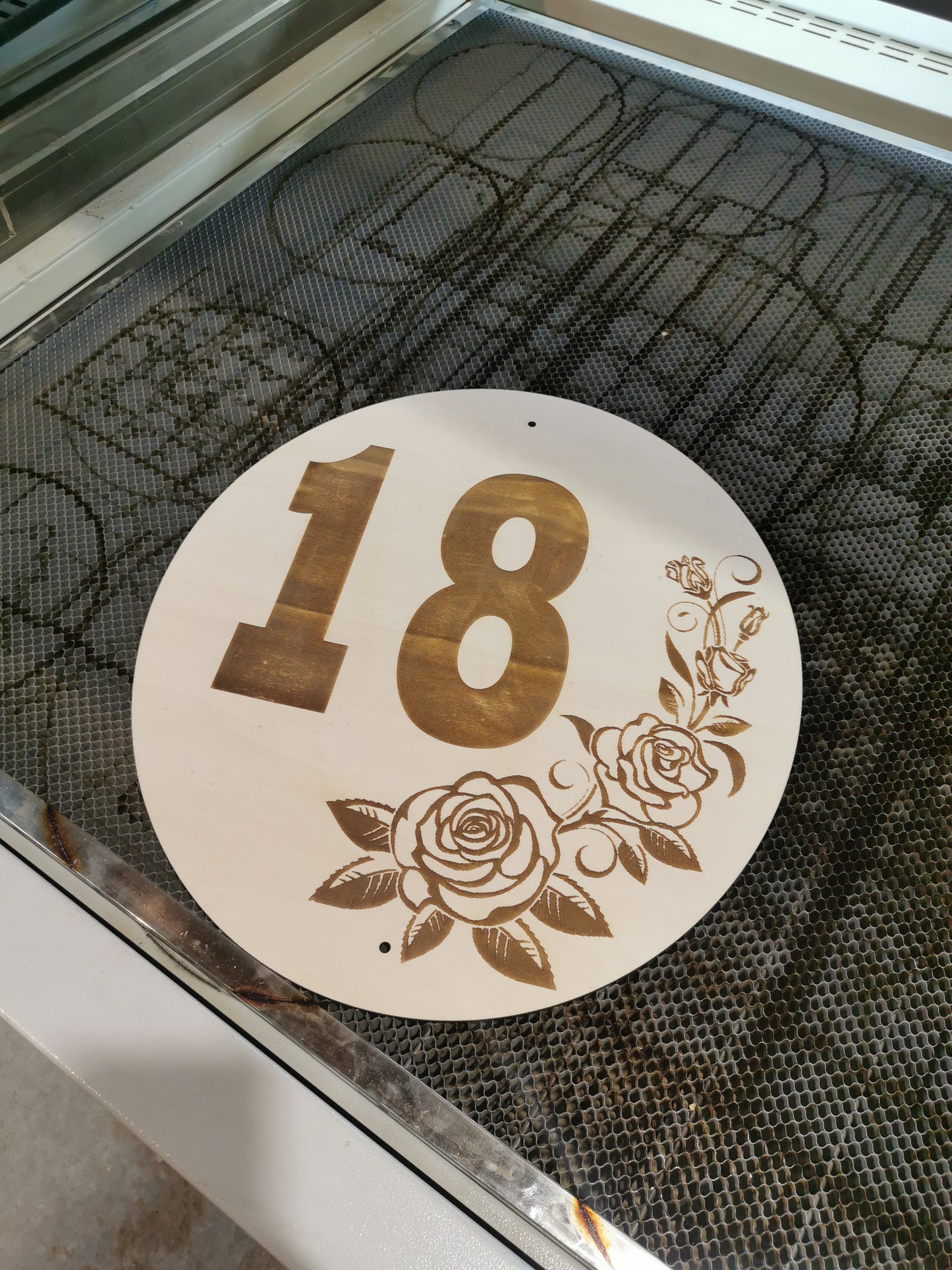 Krog z vzorčkom in številko za rojstnodnevni mlaj