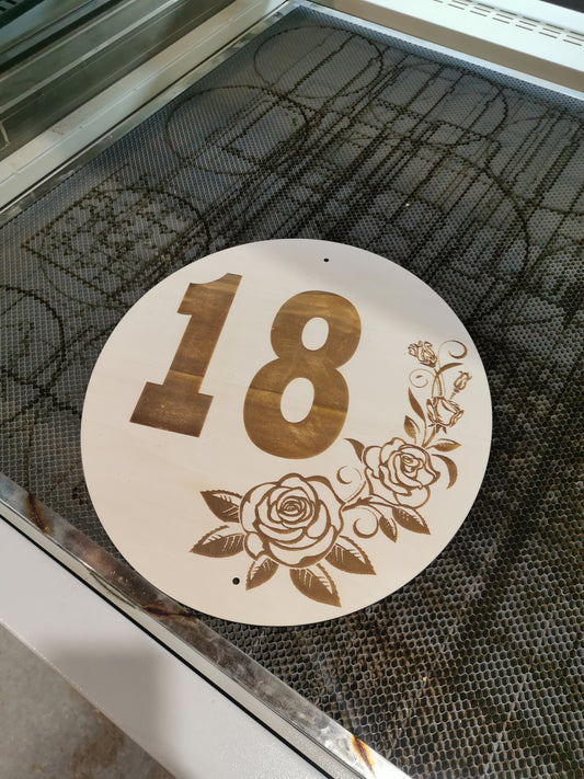 Krog z vzorčkom in številko za rojstnodnevni mlaj